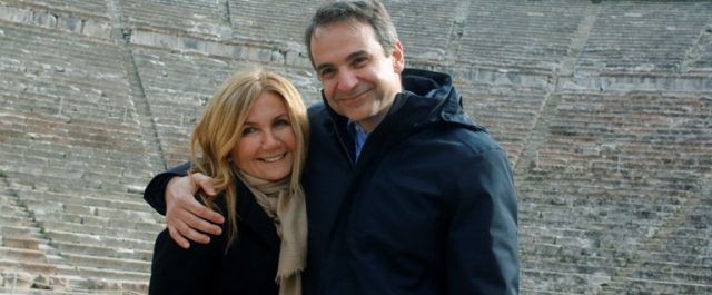 Κυριάκος και Μαρέβα με φόντο την Επίδαυρο [εικόνες]