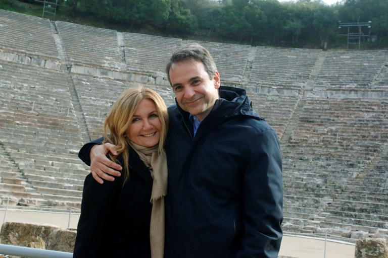 Κυριάκος και Μαρέβα με φόντο την Επίδαυρο [εικόνες]