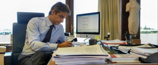 Die Welt: Νέος λαϊκός σταρ ο Μητσοτάκης