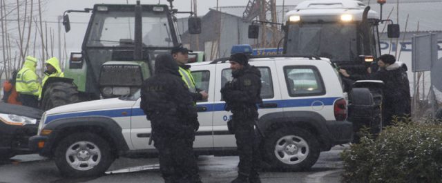 Κλειστή από αγρότες η Αθηνών Θεσσαλονίκης (ρεύμα Αθήνας) στη Νίκαια
