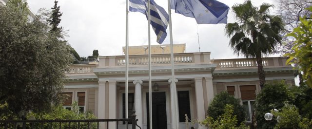 Μαξίμου στηρίζει Κοτζιά για το ύποπτο δημοσίευμα του Politico