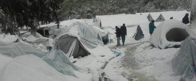 Αιχμές από την Κομισιόν για την κατάσταση στα κέντρα προσφύγων λόγω κακοκαιρίας