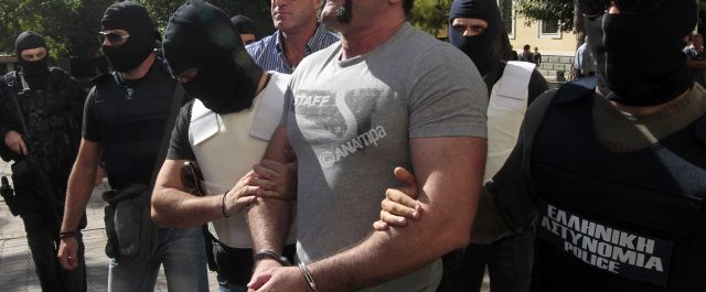 Χρυσαυγίτες προπηλάκισαν δασκάλους σε σχολείο στο Πέραμα – Επικεφαλής ο υπόδικος βουλευτής Λαγός