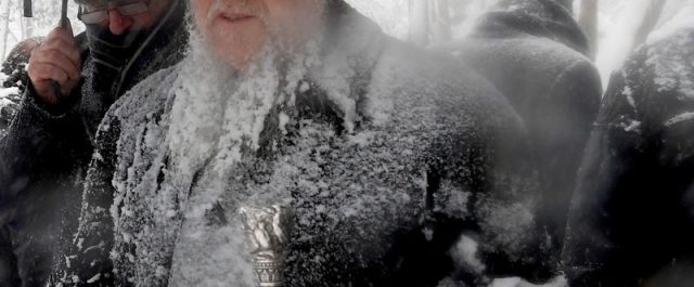 Βόλτα σε σφοδρή χιονόπτωση έκανε ο Πατριάρχης στην Κωνσταντινούπολη [εικόνες]