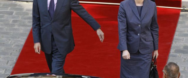 “Σκάνδαλο Φιγιόν”: Η γυναίκα του πήρε 600.000 ευρώ ως…συνεργάτης του;