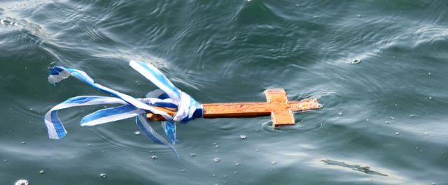 Με λαμπρότητα ο αγιασμός των υδάτων στον Πειραιά
