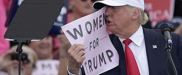 Επανέφερε νόμο του Ρίγκαν κατά των αμβλώσεων! Γυναικεία κινήματα κατά Τραμπ.