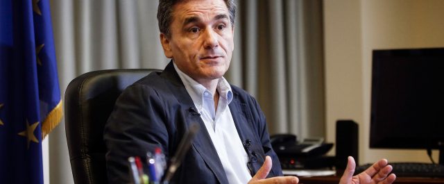 Bloomberg: Ο Τσακαλώτος παραδέχεται ότι έχει εκπληρωθεί μόνο το 1/3 των προαπαιτούμενων