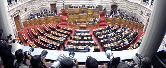 Βουλή: Αντιπαράθεση για την εισβολή των Χρυσαυγιτών στο σχολείο στο Πέραμα
