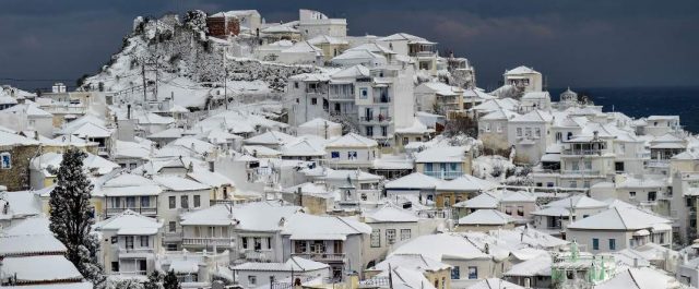 Μοναδικό θέαμα: Χιονισμένη η Σκόπελος