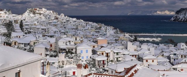 Ο χιονιάς υποχωρεί, κρύο και προβλήματα μένουν