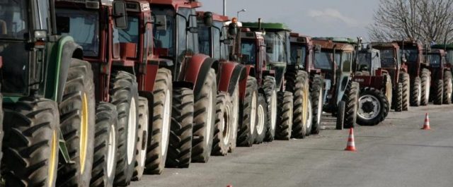 Έκλεισαν το τελωνείο Ευζώνων οι αγρότες