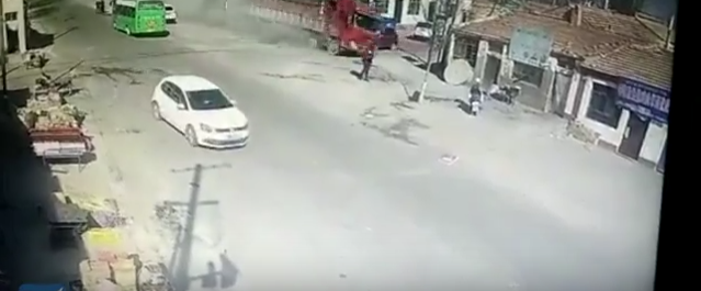 Φορτηγό σκορπά το θάνατο στην Κίνα