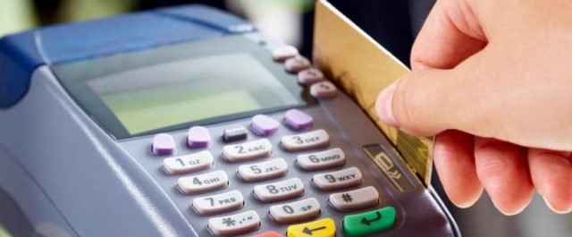 Ποιοι εξαιρούνται από τη χρήση πλαστικού χρήματος για το αφορολόγητο – Αναλυτικά οι δαπάνες που μετράνε