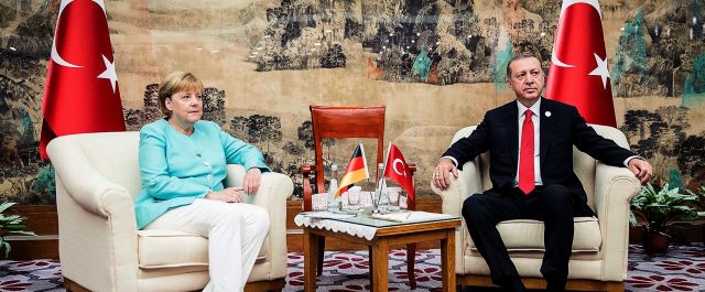Αιχμές Μέρκελ στον Ερντογάν για την ελευθερία της έκφρασης στην Τουρκία