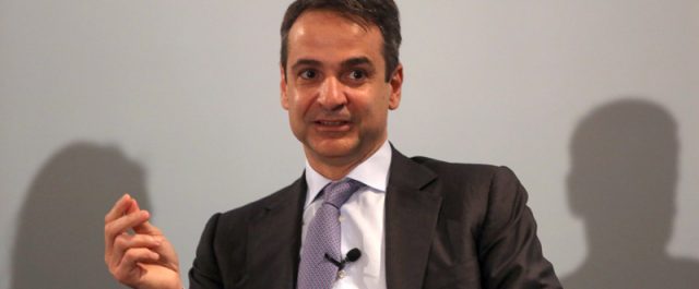 Επίσκεψη Μητσοτάκη σε περιοχές του Πειραία