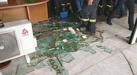 Εισβολή πυροσβεστών στο Υπουργείο Διοικητικής ανασυγκρότησης