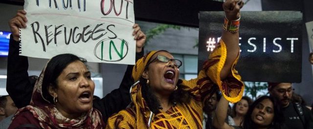 Δημοσκόπηση Ipsos/Reuters: Ένας στους δύο Αμερικανούς υποστηρίζει το διάταγμα Τραμπ- Συνεχίζονται οι αντιδράσεις