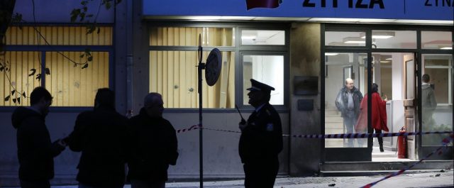 Προσαγωγές και συλλήψεις για την επίθεση στα γραφεία του ΣΥΡΙΖΑ