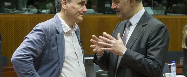 Κομίζει πρόταση ο Μοσκοβισί- “Κόφτης”, αφορολόγητο και μήνυμα στο ΔΝΤ