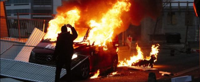 Τα βίαια επεισόδια στα περίχωρα του Παρισιού δίνουν “τροφή” στη Λεπέν