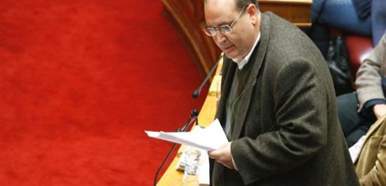 Κλιμακώνει την “πολεμική” του κατά Καμμένου ο Φίλης με ερώτηση για τα εξοπλιστικά