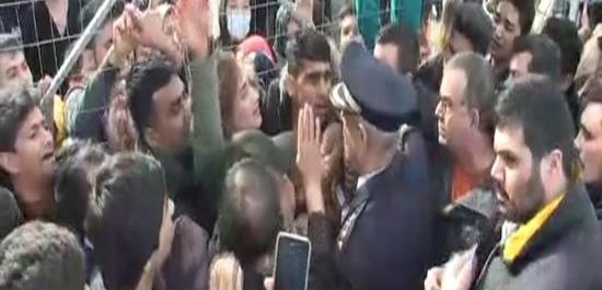 Πρωτοφανείς σκηνές στην επίσκεψη Μουζάλα στο Ελληνικό: Οι πρόσφυγες δεν τον άφησαν να περάσει