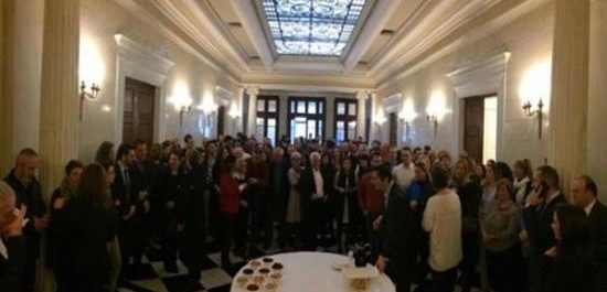 Μαξίμου: Ο πρωθυπουργός έκοψε βασιλόπιτα και το φλουρί έπεσε…