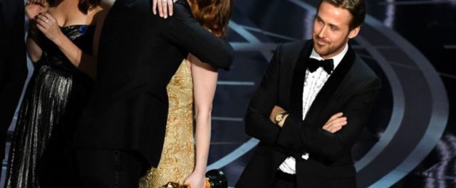 Όταν ο Γουόρεν Μπίτι δίνει το Όσκαρ στο La La Land αντί για το Moonlight [video- tweets]