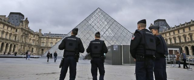 Συναγερμός στο Παρίσι για ύποπτο με βαλίτσες στο Λούβρο- Στρατιώτης άνοιξε πυρ