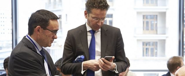 Bloomberg- Reuters: Μέτρα 3,6 δις σε δύο δόσεις ζητούν οι δανειστές