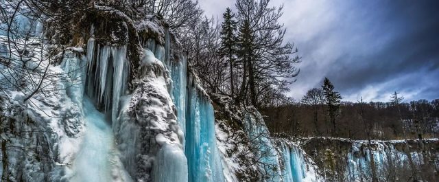 Καταπληκτικές εικόνες: Παγωμένοι καταρράκτες στην Κροατία