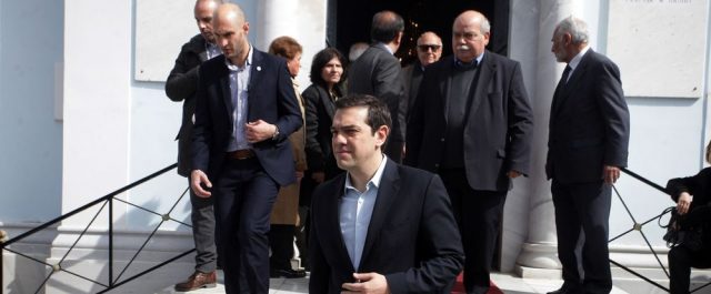 Πλήθος κόσμου αποχαιρέτησαν το Νίκο Κούνδουρο- Παρών και ο πρωθυπουργός