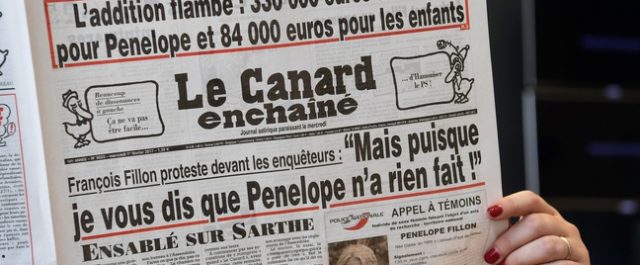 Le Canard Enchaine: Ποια είναι η παλιομοδίτικη εφημερίδα που αποκάλυψε το σκάνδαλο του Φιγιόν και συγκλόνισε τη Γαλλία