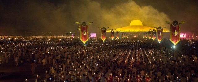 Εορτασμός βουδιστών στο ναό Wat Phra Dhammakaya.