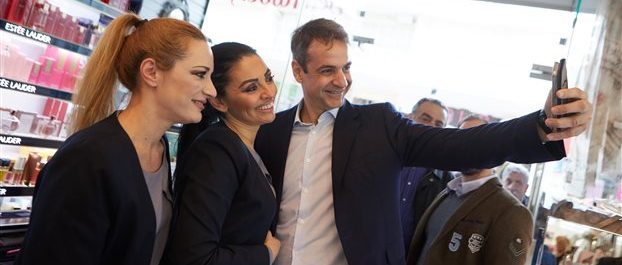 Οι selfie του Κυριάκου με κοπέλες στην αγορά της Μυτιλήνης