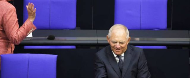 Απειλητικός (ξανά) ο Σόϊμπλε: “Η Ελλάδα να εφαρμόσει όσα πρέπει αλλιώς θα βρεθεί σε δυσχερή θέση”