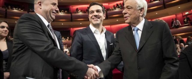 “Πολιτισμένες” χειραψίες στο “Σταύρος Νιάρχος” [εικόνες]