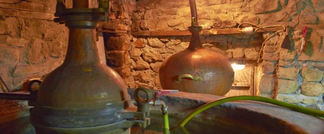 Κομισιόν: Η Ελλάδα παραπέμπεται στο Ευρωπαϊκό δικαστήριο για τον ΕΦΚ σε τσίπουρο και τσικουδιά