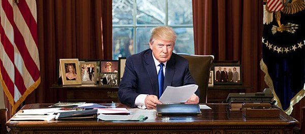 Washington Post: Μήπως το φάρμακο που παίρνει για την τριχόπτωση φταίει για τη συμπεριφορά του Τραμπ;