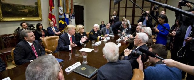 Στο στόχαστρο κι άλλοι συνεργάτες του Τραμπ για κρυφές σχέσεις με τη Μόσχα