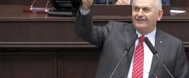 O Ερντογάν ετοιμάζει παράλληλο στρατό και ο Γιλντιρίμ κάνει το σήμα των Γκρίζων Λύκων