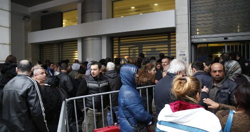 Ταλαιπωρία πολιτών για τις αιτήσεις του ΚΕΑ