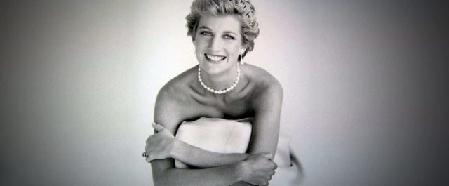 Έκθεση με φορέματα της πριγκίπισσας Νταϊάνα[εικόνες]