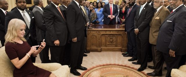 Ξυπόλητη στο Οβάλ Γραφείο η σύμβουλος του Τραμπ βγάζει φωτογραφίες με το κινητό [εικόνες]