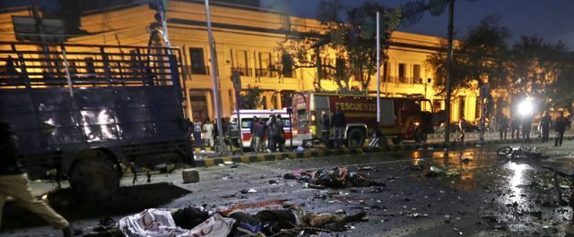 Μακελειό στο Πακιστάν: Έκρηξη βόμβας σε πλήθος διαδηλωτών με τουλάχιστον 10 νεκρούς