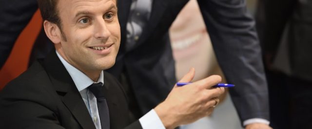 Δημοσκόπηση: Ο Μακρόν θα είναι νέος Πρόεδρος της Γαλλίας αν αντιμετωπίσει τη Λεπέν