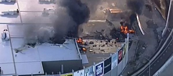 Μικρό αεροπλάνο συνετρίβη σε εμπορικό κέντρο στη Μελβούρνη