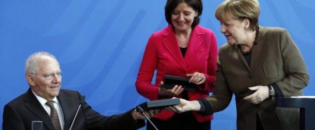 Spiegel: Ο Σόϊμπλε χρησιμοποιεί την Ελλάδα για να χτυπήσει τον Σουλτς