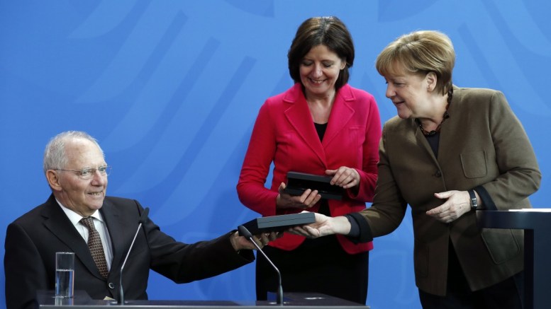 Spiegel: Ο Σόϊμπλε χρησιμοποιεί την Ελλάδα για να χτυπήσει τον Σουλτς